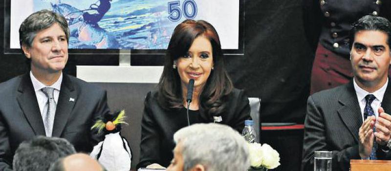La presidenta Cristina Fernández y su vicepresidente Amado Boudou (i). Foto: Carlos Brigo / EFE
