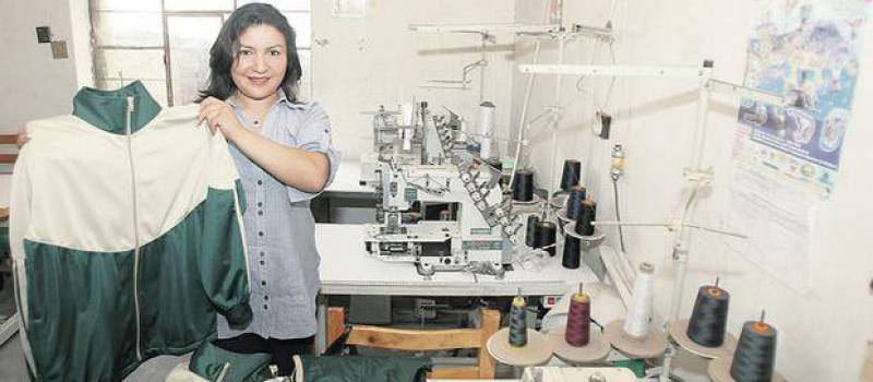 Rosa Elvira Quelal está al frente de este negocio de confecciones.  Los talleres de este emprendimiento están ubicados en Ibarra. Foto: José Mafla / líderes
