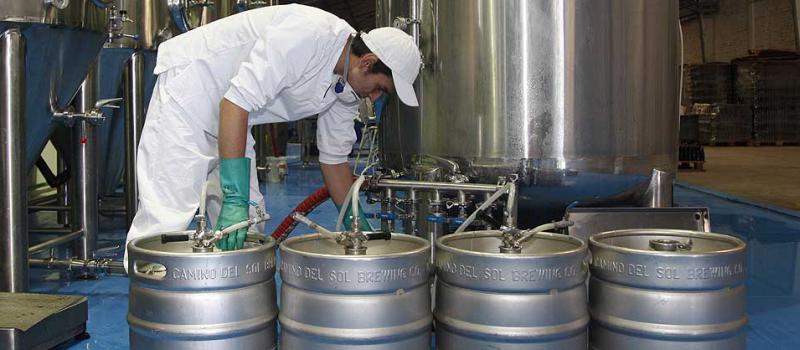 La cervecería artesanal Camino del Sol es parte de los 70 emprendimientos dentro del sector de cerveza artesanal. Su fábrica está ubicada en el sector de San Bartolo, sur de Quito. Foto: Galo Paguay/ LÍDERES