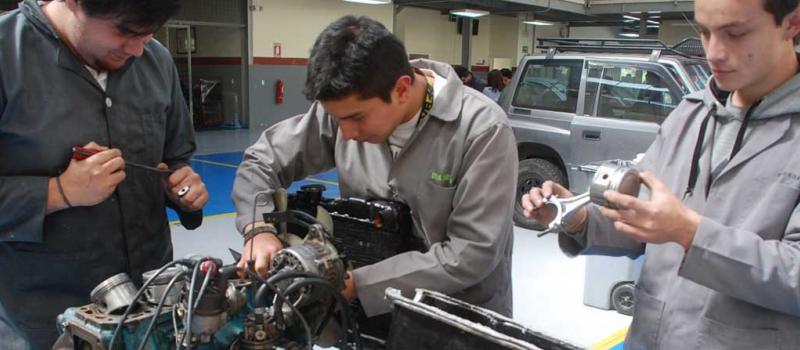 Estudiantes de Universidad Internacional  del Ecuador que estudian Ingeniería Automotriz. Foto: Cortesía UIDE