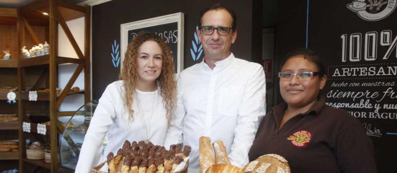 Andrea Izurieta y Felipe Portilla, socios fundadores de la panadería, junto a Maricela Llano, en el local ubicado en Cumbayá donde también producen gran parte de la pastelería. Fotos: VIcente Costales / LÍDERES