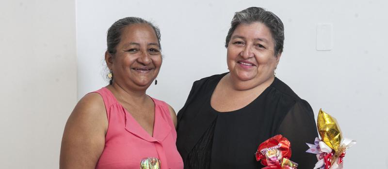 Sonia León y su hermana Lourdes son las cofundadoras del emprendimiento familiar El cholate de la Abuela. Ellas viven en Babahoyo. Foto: Enrique Pesantes / LÍDERES