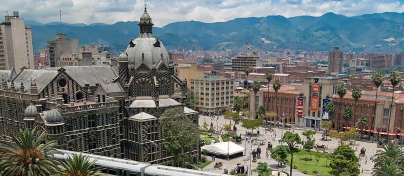 Panorámica de Plazuela Nutibara junto con el Metro y el Palacio cultura. Foto: Turismo en Medellín
