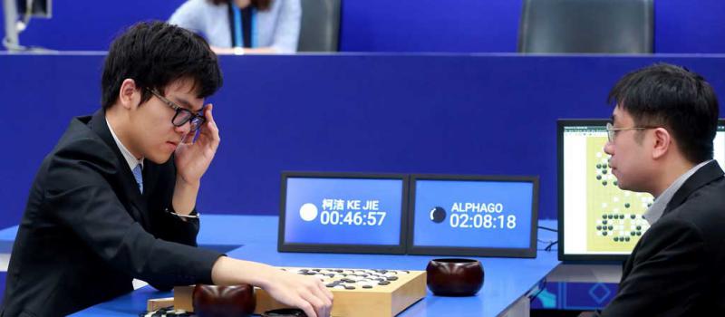 Ke Jie, el mejor jugador del mundo de go, el juego mental más complejo de todos, perdió ante una máquina de IA. Foto: AFP