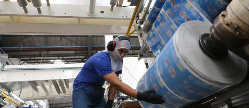 Flexiplast es una de las empresas de la industria plástica. La innovación y las inversiones marcan los procesos de producción de esta firma, que tiene sus instalaciones en el norte de Quito. Foto: Vicente Costales / LÍDERES