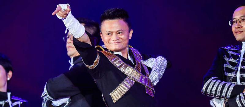 Una imagen del 2017 donde Jack Ma, presidente del grupo Alibaba, baila canciones de Michael Jackson durante la Fiesta Anual de Alibaba en el centro deportivo Huanglong en Hangzhou, en la provincia oriental china de Zhejiang. Foto: AFP
