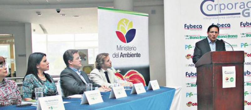 Alonso Arias presenta los resultados de las buenas prácticas ambientales. Foto: cortesía del Ministerio del Ambiente