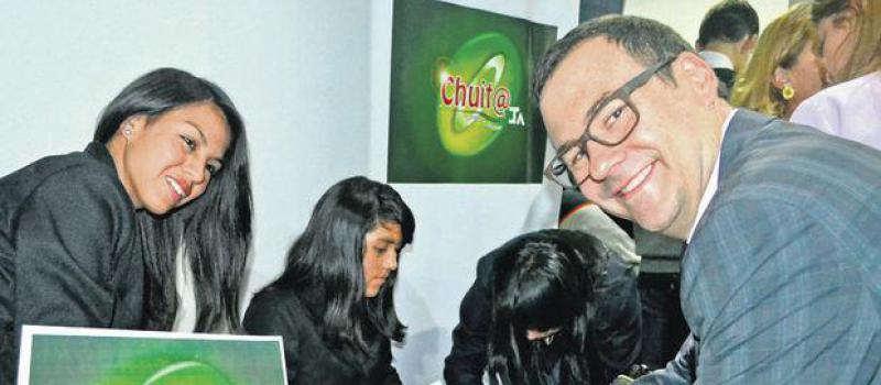 El presidente de Graiman, Alfredo Peña, adquirió acciones a los alumnos. Foto cortesía de Graiman