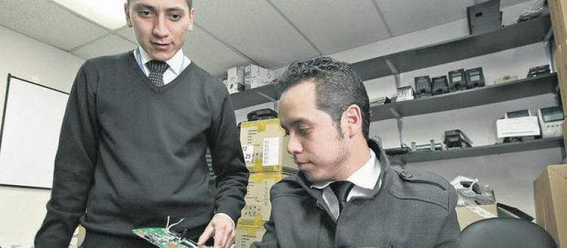 Andrés Verdezoto y Álex Cañizares, del Departamento Técnico, en una revisión de equipos. Fotos: Vicente Costales / LíDERES