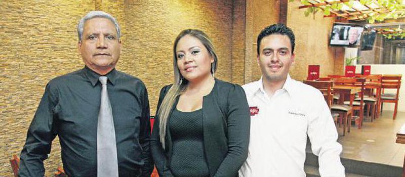 César Cepeda, Karina Cepeda y Francisco Chiza son los fundadores y administradores de La Kafra. El restaurante funciona en Los  Chillos. Foto: Galo Paguay / LÍDERES