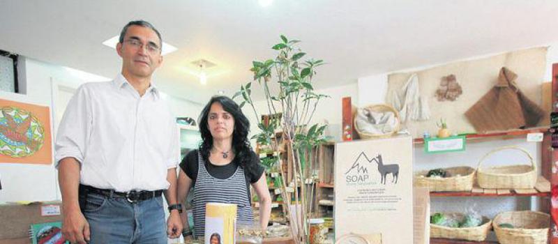 Michel Laforge y Alexandra Duarte, en el local de Megasano, en el norte de Quito. Este emprendimiento comercializa productos naturales. Foto: Vicente Costales / LÍDERES