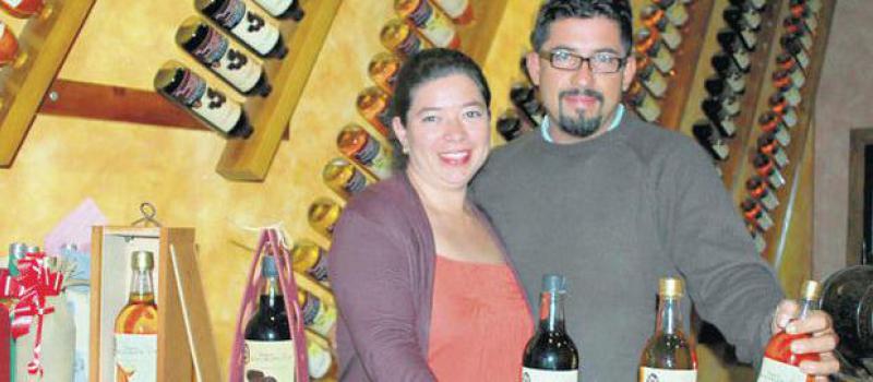 María del Pilar Jaramillo y Aldo Reyes, en el local de venta de vinos. Foto: Lilia Arias / LÍDERES