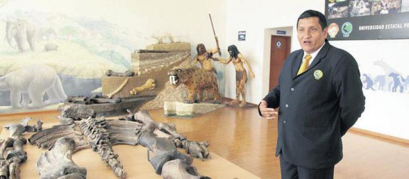 El rector de la UPSE, Jimmy Candell, muestra el museo paleontológico. Foto: Joffre Flores / LÍDERES
