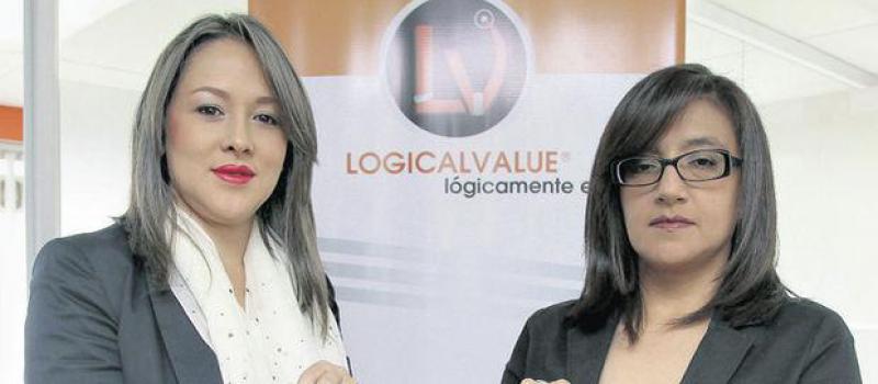 Patricia Segarra y Alexandra Jácome, socias fundadoras de Logical Value; iniciaron su empresa en una pequeña oficina ubicada en el norte de Quito. Fotos: Eduardo Terán / líderes