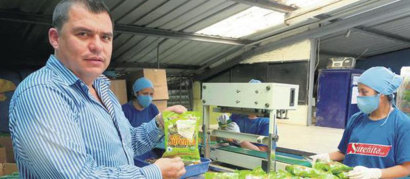 Kelvin Sigcho, gerente propietario, muestra la producción de horchata de  La Sureñita SA, en Loja. Foto: Lilia Arias / LÍDERES