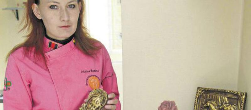 La gerenta de Choco Boutique, Cristina Ramírez, muestra las creaciones artísticas y comestibles elaboradas con chocolate. Foto: Galo Paguay / Líderes