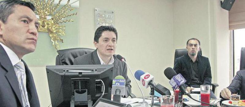 Las autoridades del Banco Central respondieron preguntas de los medios de comunicación el 22 de mayo, en Quito. Foto: Galo Paguay / LÍDERES