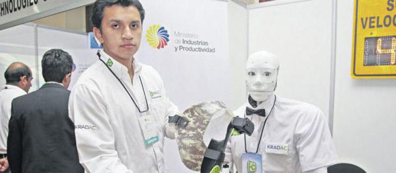 Ernesto Palacios muestra el alcance de su proyecto de prótesis robóticas. Foto: Eduardo Terán / Líderes