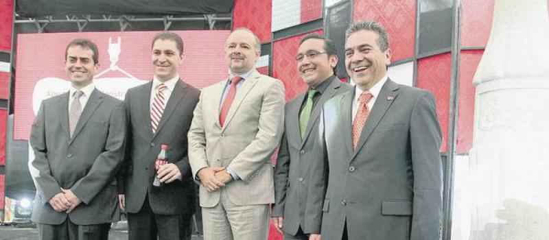 Directivos de Coca-Cola y autoridades del Gobierno, en la inauguración. Foto: Paúl Rivas / líderes