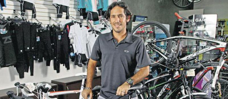 Pedro Nuques es el propietario de la tienda de artículos y prendas deportivas T3, que está ubicada en la vía La Puntilla-Samborondón (Guayas). Foto: Enrique Pesantes / LÍDERES