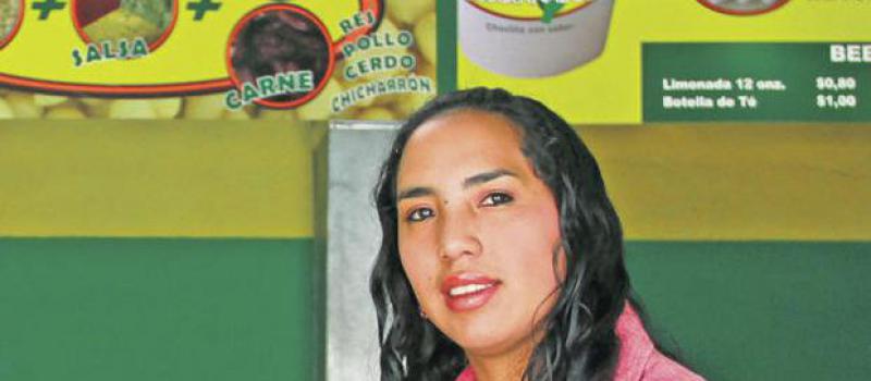Alejandra Bastidas, en el local con el menú al fondo. Foto: María Isabel Valarezo / LÍDERES