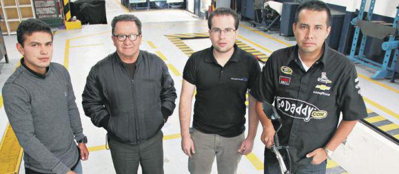 Israel Gutiérrez, Gustavo Coronel (colaborador), Pedro Ochoa y Efrén Fernández (profesor). Foto: Xavier Caivinagua /LÍDERES