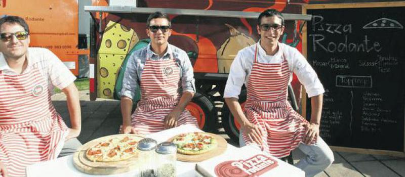 Andrés Sandoval, Daniel Vélez y Juan Francisco Jaramillo son los socios de Pizzería Rodante. Foto: Julio Estrella / Líderes
