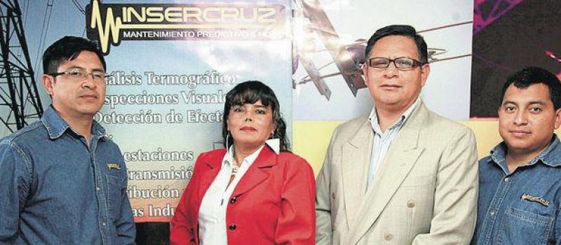 Edwin Cruz, Carolina Ayala, Luis Cruz y Édison Socasi en las oficinas de Insercruz.