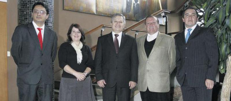 Víctor Aguilar, Silvana Larriva (vicerrectora), Fabián Carrasco (rector), Marcelo Vázquez y René Esquivel.  / Líderes