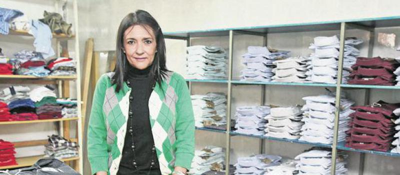 Marjorie García gerencia la fábrica textil. Su planta está ubicada en el norte de Quito, en la que trabajan unas 20 personas en la maquilación. Fotos: Vicente Costales / Líderes