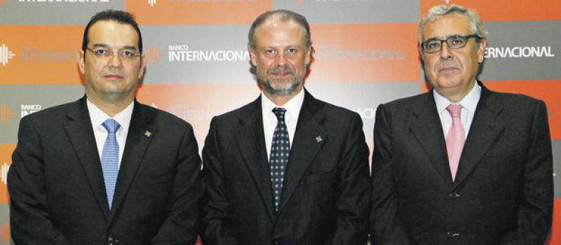 Enrique Beltrán, Guillermo Fierro y Vicente de la Parra. Cortesía: Banco Internacional