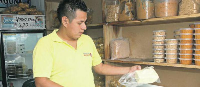 Juan Lucio labora en una tienda de productos manabitas en Guayacanes. Foto: Mario Faustos / Líderes