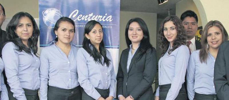 Wilson Mariño (der.), gerente de Centuria, junto al equipo de asesores empresariales de la firma. Foto: Patricio Terán/ líderes