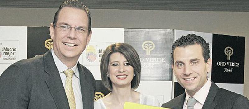 Vasco Baselli, Mónica Malo y Edmundo Kronfle en la entrega del sello. Foto: José Sánchez / LÍDERES