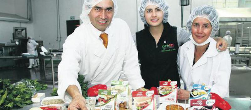 Marco Molina, junto con su hija Paola Molina y su esposa, Fabiola Taco, muestran los productos de la línea Cordon Green de carne vegetal. Fotos: Mario Egas