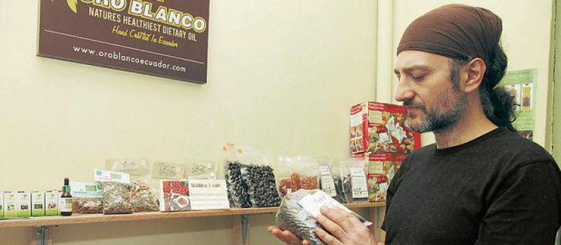 Fotos: Xavier Caivinagua / LÍDERES Yanni Dros, cliente de la tienda Néctar, compra infusiones orgánicas.