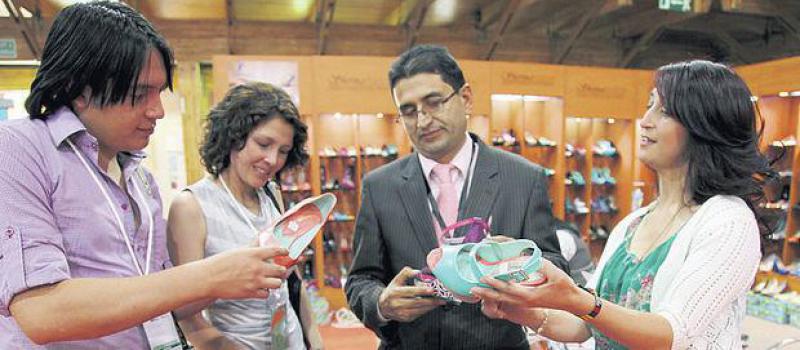 Mario Egas / LÍDERES Agustín Cárdenas, de Sherinas Factory,  muestra su calzado a los clientes.