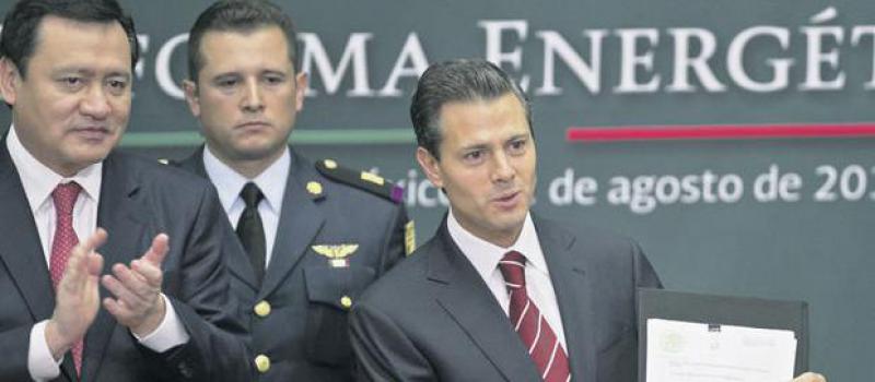 Ronaldo Schemidt / AFP Enrique Peña Nieto (derecha) embandera un cambio en la política petrolera que pudiera ser decisiva.