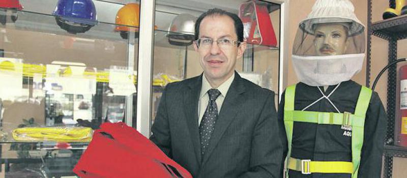 Fotos: Xavier Caivinagua / LÍDERES Xavier Domínguez es el gerente de Dorec, firma que elabora prendas para seguridad industrial. También comercializa gafas, señalética, guantes...