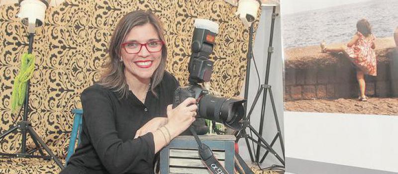 Alejandra Tabárez posa en sus estudio de fotografía, en Guayaquil. Foto: Mario Faustos / LÍDERES