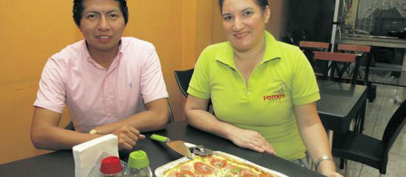 Enrique Pesantes / LÍDERES José Luis Laica y Silvia Célleri atienden en el local de Verde's Pizza en el norte de Guayaquil.