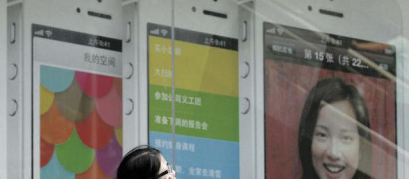 Publicidad del iPhone 5 en Beijing, China. Apple busca incursionar en el mercado asiático con su nuevo teléfono de precio reducido. Wang Zhao / AFP