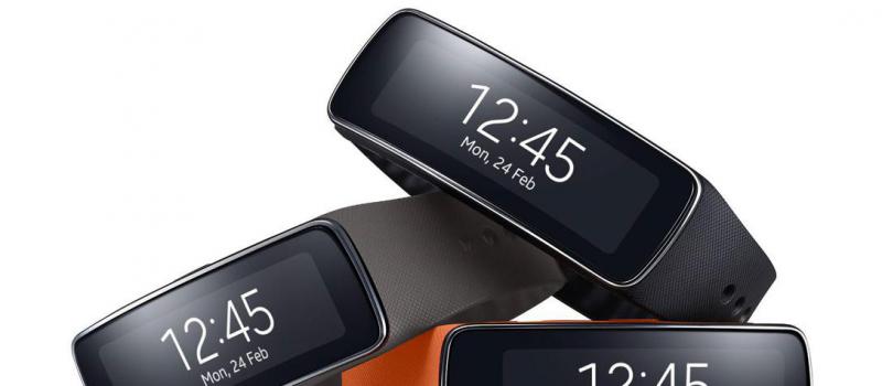 Reloj inteligente y pulsera fitness Gear Fit de  Samsung. Foto: EFE