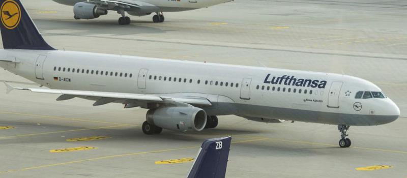 Aviones de Lufthansa aparcados en el aeropuerto internacional de Múnich (Alemania) el 8 de septiembre de 2015. La huelga de pilotos de Lufthansa afectará a vuelos de corta y media distancia el 9 de septiembre. Foto: Matthias Balk/ EFE.