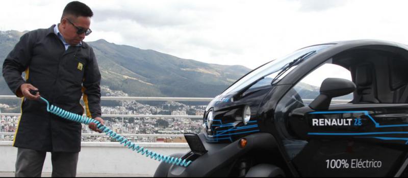 El auto eléctrico Renault Twizy es uno de los dos modelos que ya se comercializan en el país a un precio de USD 14 990. Tiene una capacidad para dos personas y una autonomía de 100km. Foto:  Eduardo Terán / LÍDERES.