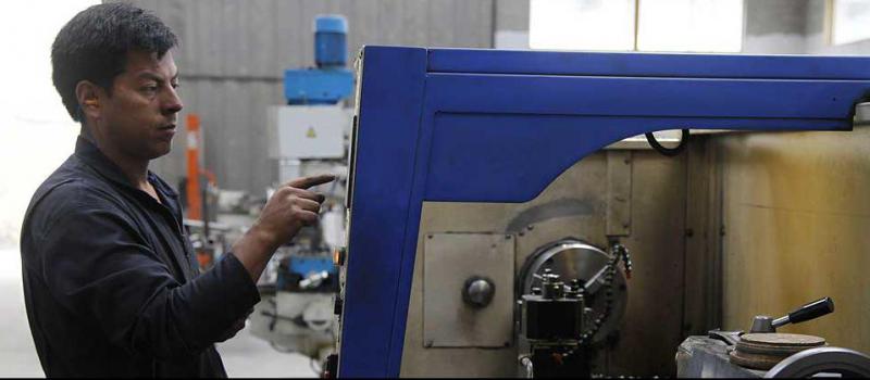 En la planta de Surfco en el norte de Quito, los colaboradores moldean piezas de acero inoxidable en máquinas de control numérico computarizado de alta. Foto: Patricio Terán / LÍDERES