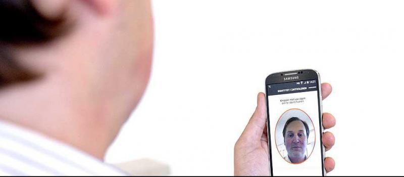 MasterCard puso en marcha este año el sistema "selfie pay", una tecnología móvil de reconocimiento facial con la que el usuario puede confirmar su identidad al hacer una transacción con su tarjeta de crédito. Foto: EFE