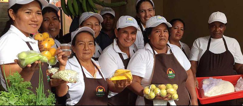 Las productoras de cinco comunidades se agruparon y ahora ofertan sus cosecha en el mercado La Hormiga, en el centro de Esmeraldas. Foto: Marcel Bonilla / LÍDERES