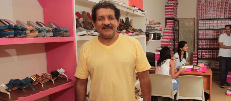 Andrés González y sus cuatro hijas son los creadores de la marca de calzado Yovavel, un emprendimiento que en cuatro años ha crecido en un 100 % tanto en ventas como en producción.  Fotos: Mario Faustos / LÍDERES