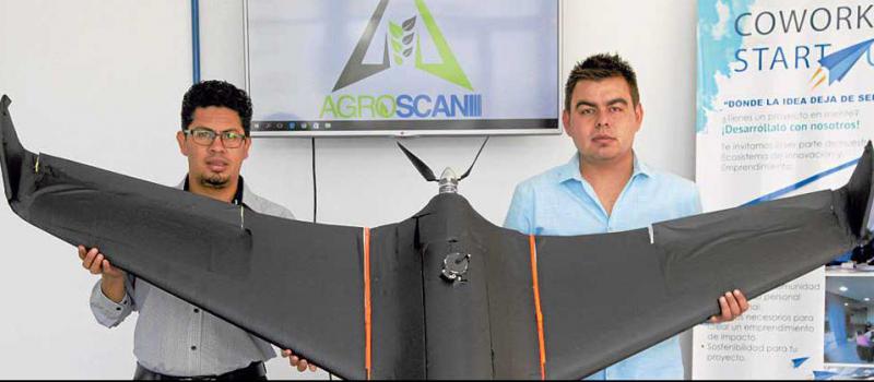 Johny Villacís y Henry Gómez son dos de los cuatro fundadores de AgroScan, empresa que analiza cultivos con drones. Foto: Patricio Terán / LÍDERES
